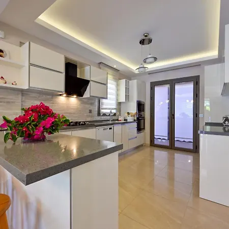 Lorenzo- 4 Bedroom In Hisaronu *